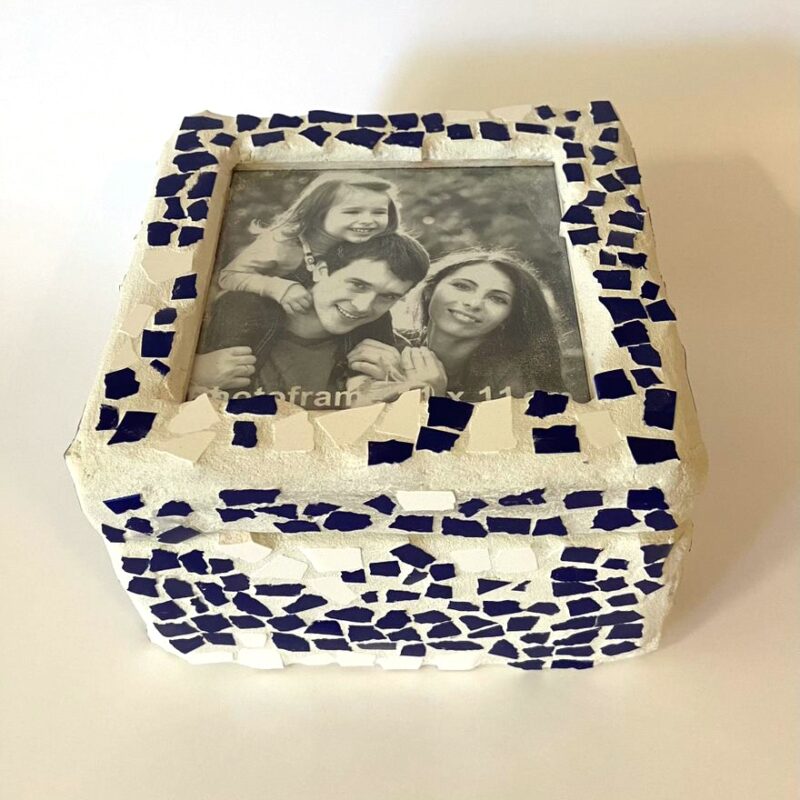 Een foto van opbergbox met de foto van een familie